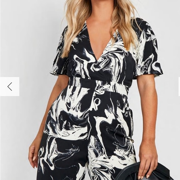 Boohoo Marvel print woven jumpsuit new US14 - Picture 3 of 3